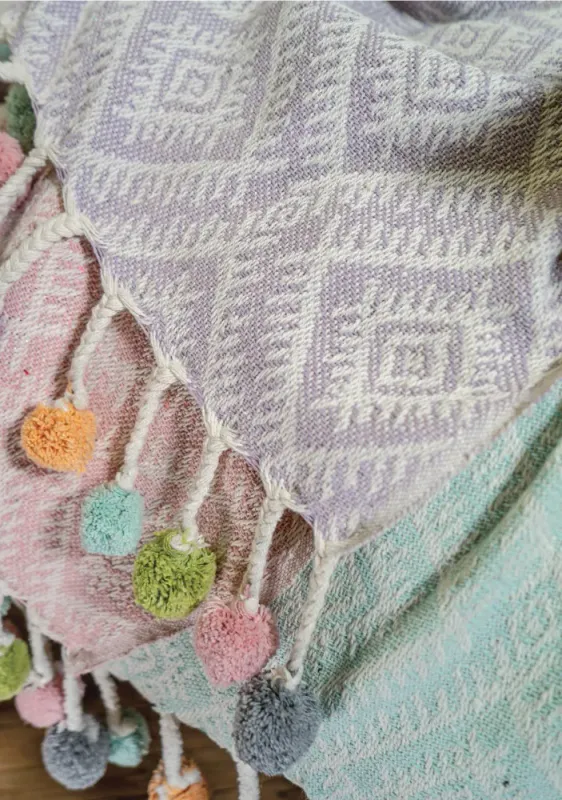 Resirukulert pledd med pom poms - Pistachio 125x150cm / Namaste Fair Trade
