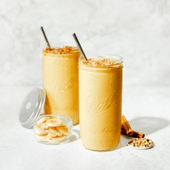 plastfritt smoothieglass med lokk og sugerør