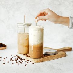 plastfritt smoothieglass med lokk og sugerør