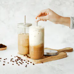 plastfritt smoothieglass med lokk og sugerør